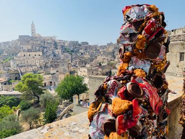 I Sassi di Matera "invasi" dall'esercito dei rifiuti 2