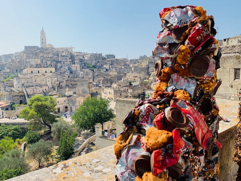 I Sassi di Matera "invasi" dall'esercito dei rifiuti 2