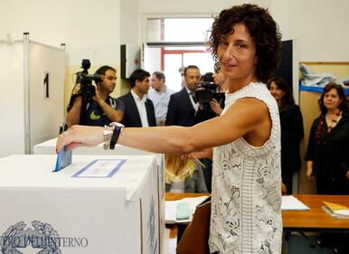 Renzi vota a Pontassieve con la moglie Agnese 4