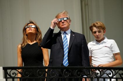 Trump guarda l'eclissi senza occhiali protettivi 17