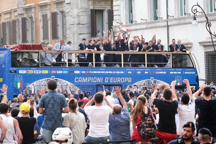 La grande festa per le strade di Roma: la gente rende omaggio all'Italia di Mancini 4