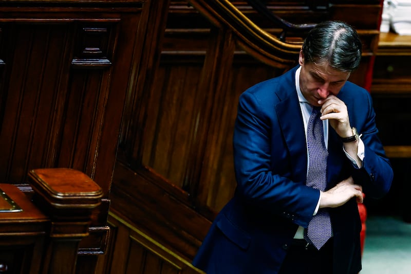 “Letta, Renzi, Meloni…”. Ancora uno scivolone di Conte dopo la figuraccia in parlamento
