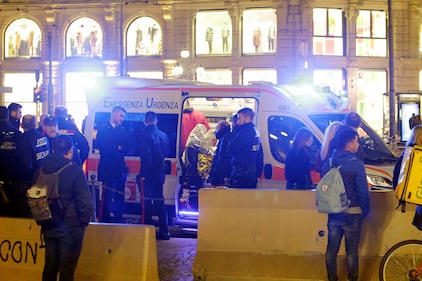 Lancio di tavolini e colpi di bottiglie: maxi rissa vicino al Duomo 4