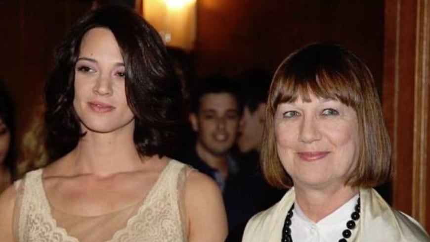Grave lutto per Asia Argento: è morta la mamma. "Mi manca la terra sotto i piedi"