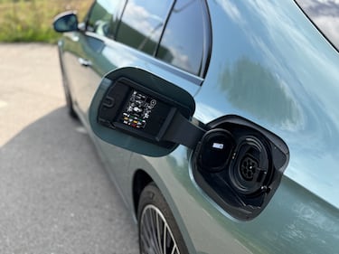 Mercedes Classe E 300e: guarda la gallery della berlina ibrida super lusso 11