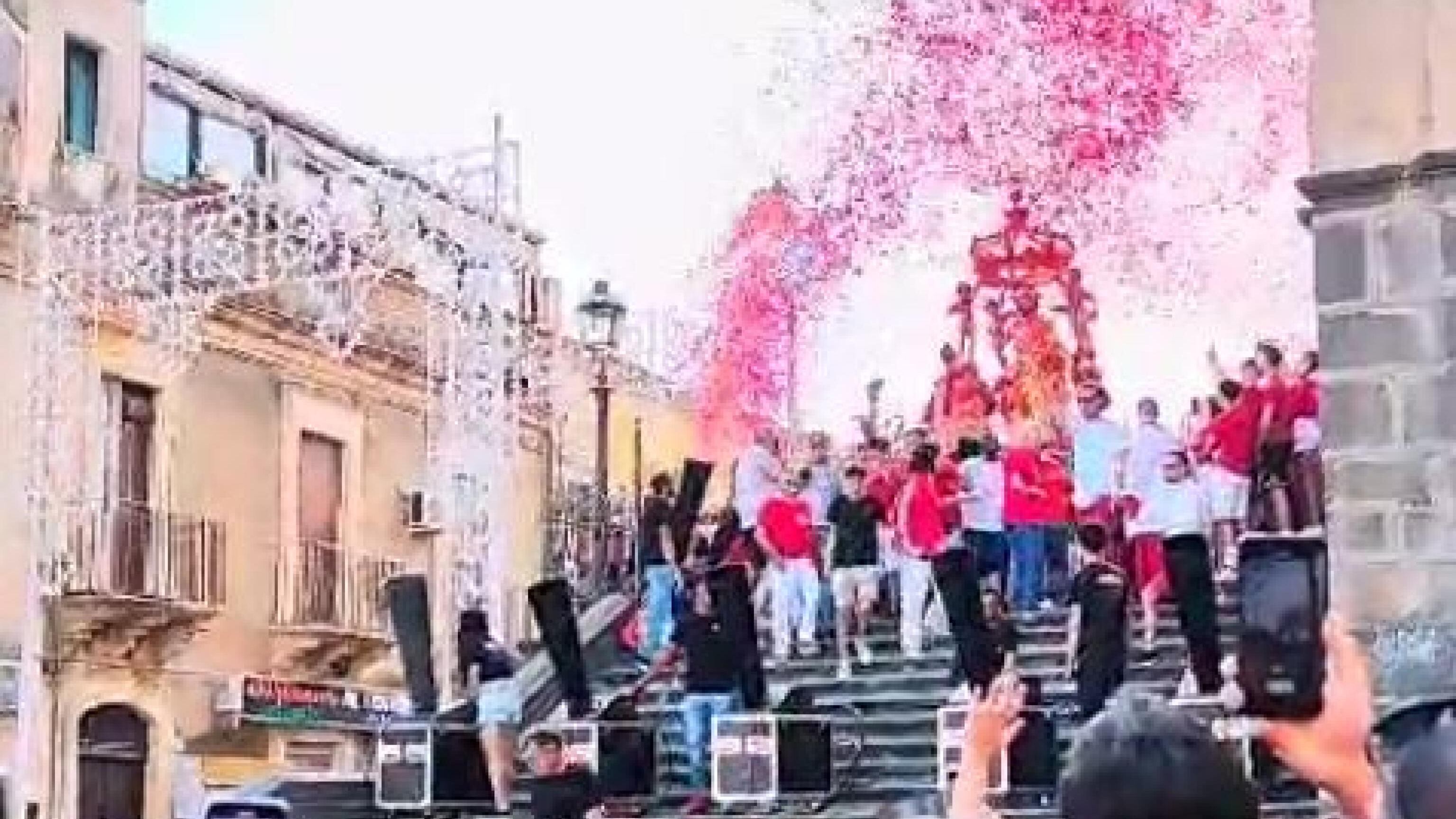 Tragedia alla festa del Patrono, spara-coriandoli precipita sulla folla: un morto