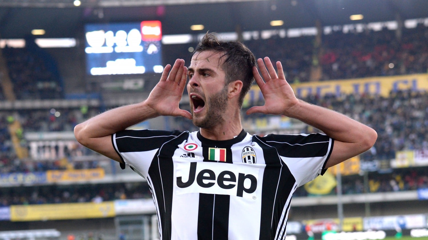 Pjanic piede d'oro e mano sciagurata: delizia la Signora poi la mette in croce