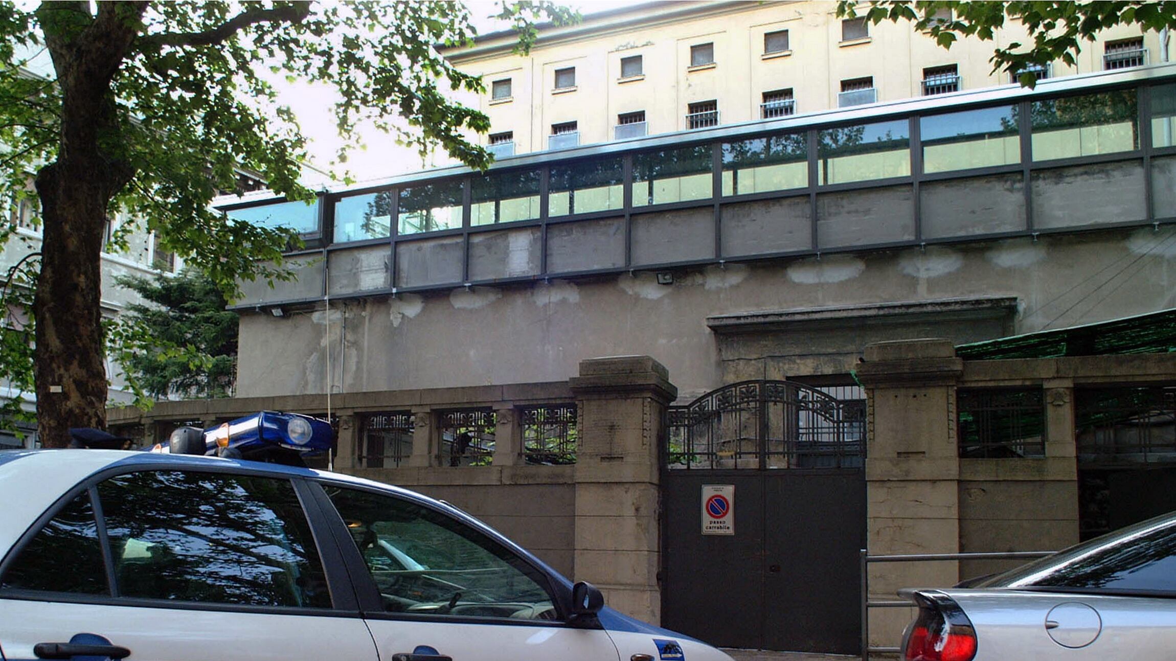 Rivolta nel carcere di Trieste: incendi e scontri tra detenuti e agenti penitenziari