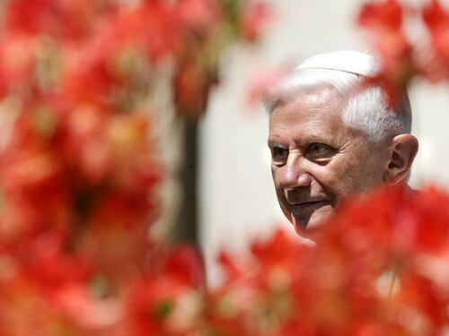 "Schermato contro Satana": le parole dell'esorcista su Benedetto XVI
