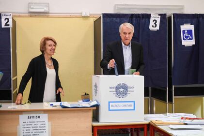 Da Berlusconi a Parisi: i big votano a Milano 17