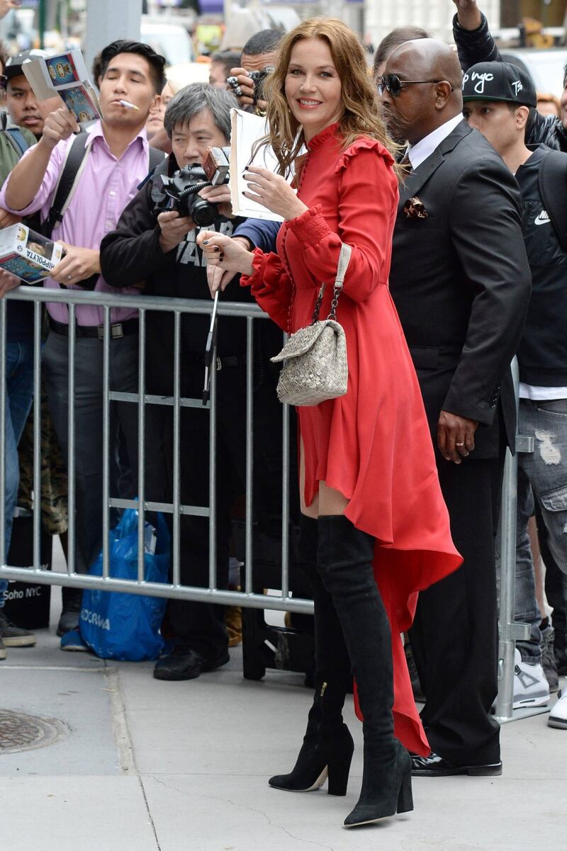 Connie Nielsen, il vento alza la gonna sul red carpet 1