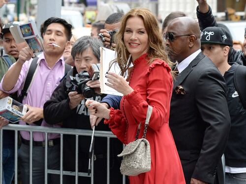 Connie Nielsen, il vento alza la gonna sul red carpet