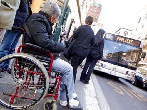 Adesso tassano anche le pedane per disabili: "Occupano il marciapiede"