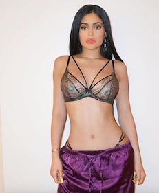Kylie Jenner hot in reggiseno 2