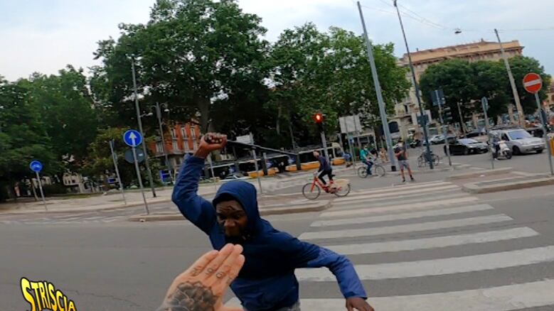 Insulti brutali a Vittorio Brumotti dopo l'aggressione: "Spia infame, quando ti ammazzano?"