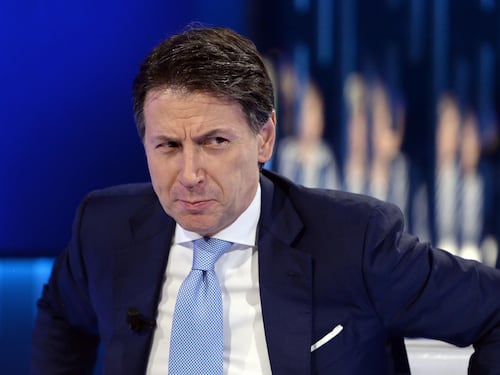 Conte a gamba tesa contro Draghi: "È grave che si intrometta". Poi il chiarimento