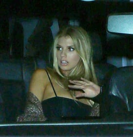 Charlotte McKinney sexy in top nero 5