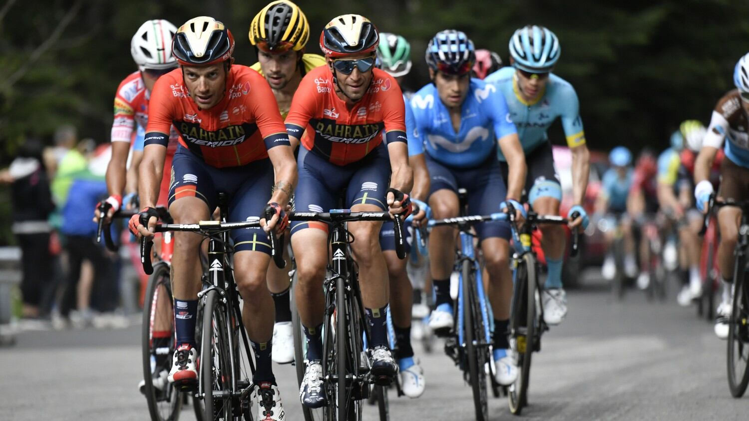 Giro d'Italia, tappa 14: Carapaz vince e si prende la maglia Rosa