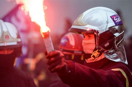 I black bloc sono scesi in piazza. Scontri con la polizia francese 3
