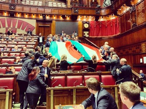 Fdi, tricolore in Aula per la Grande Guerra