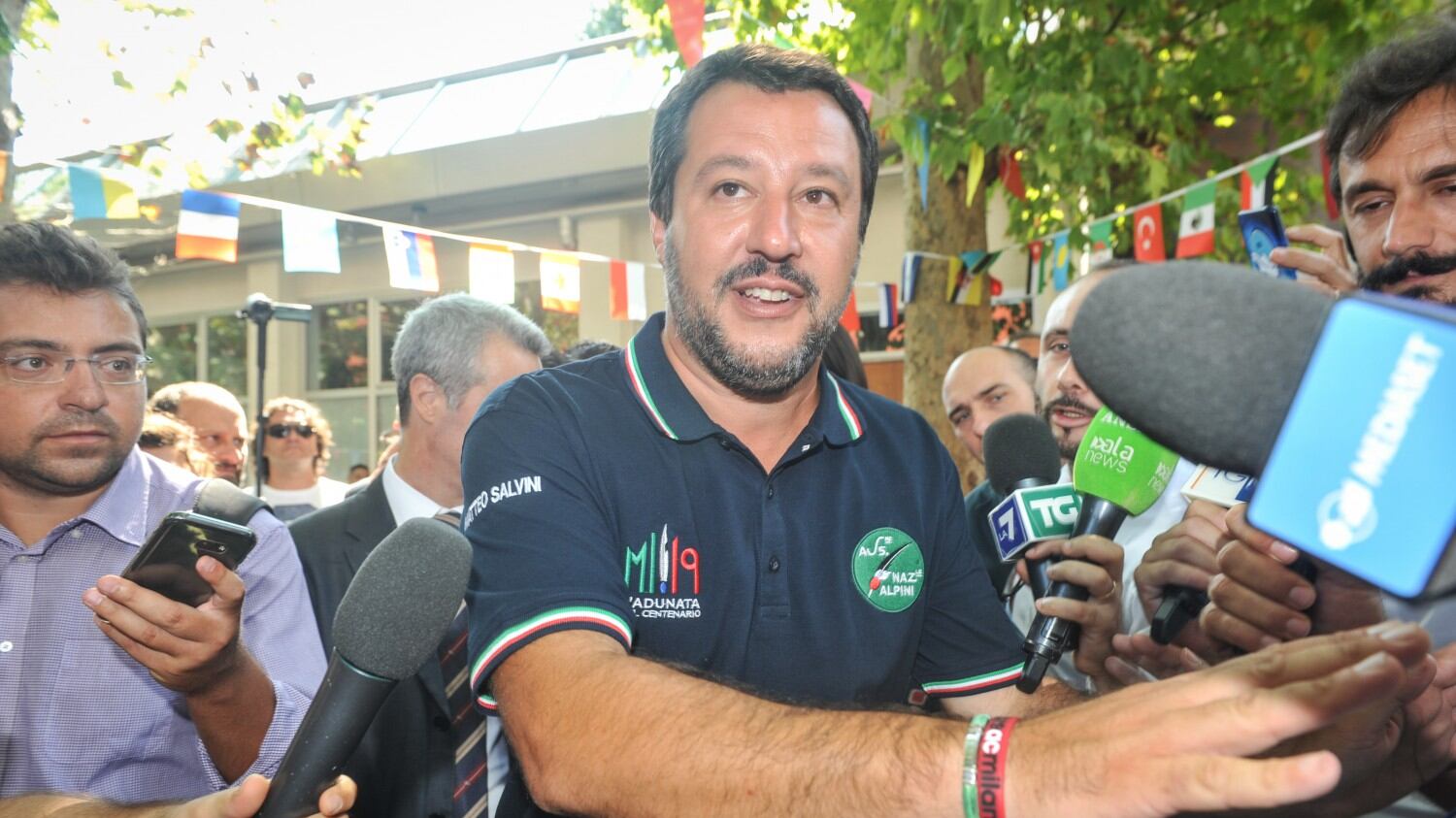 L'immigrato cancella la scritta anti-Lega. E la foto diventa virale