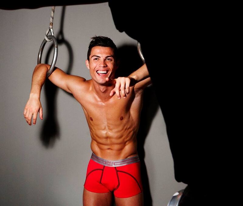 Due fisici perfetti: le pose hot di Ronaldo e della Ambrosio 13