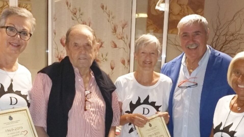 Turiste tedesche tornano a Diano dopo 50 anni per salutare vigile