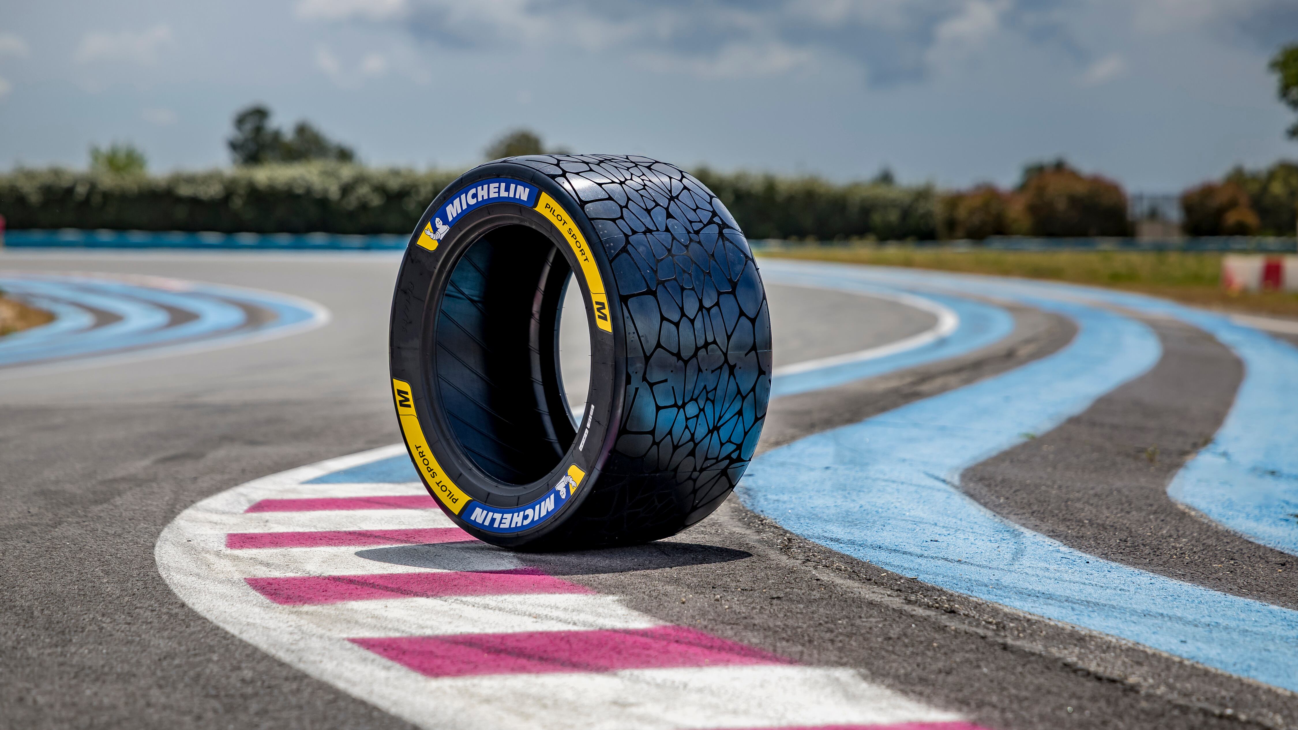 Le Mans, la corsa invisibile della tecnologia