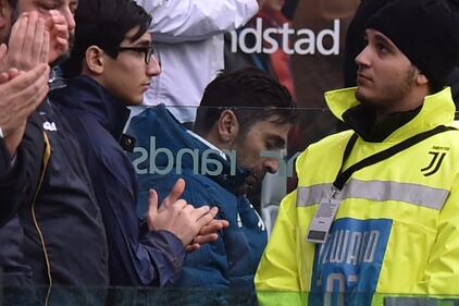 Le lacrime di Buffon durante il minuto di silenzio per Astori 3