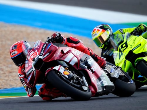 MotoGp, nubifragio a Jerez: Marquez batte Bagnaia, ritiro per Bezzecchi