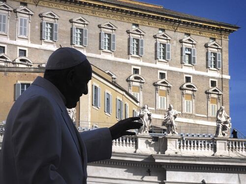 Pasqua, la mossa di Bergoglio: lavanda dei piedi agli immigrati