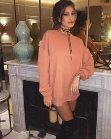 Cristina Buccino, gambe hot sotto l'albero di Natale 5