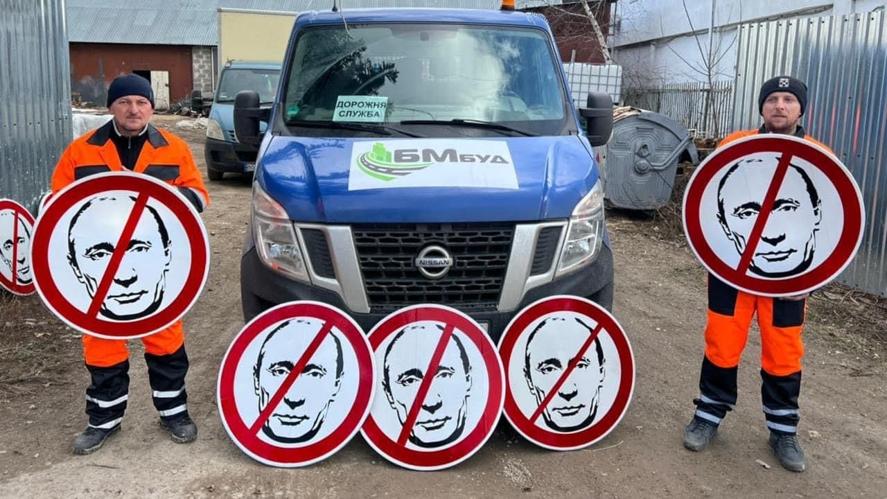 Quei cartelli con la faccia di Putin: "Arrenditi o muori"