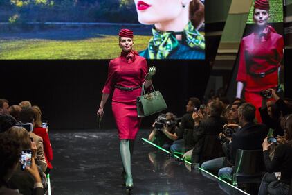 "Rosse come la Ferrari". Ecco le nuove divise Alitalia 4