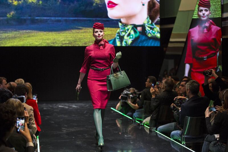 "Rosse come la Ferrari". Ecco le nuove divise Alitalia 4