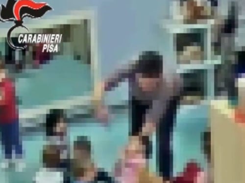 Rimini, violenze sui bimbi: arrestata maestra d'asilo