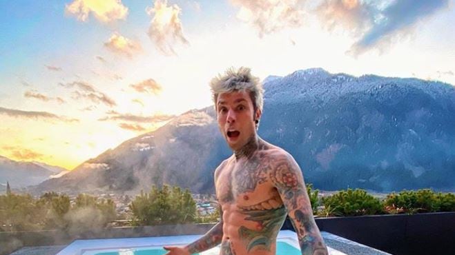 Fedez con le stesse mutande della Leotta. E il web si scatena: "Anche lì Photoshop?"