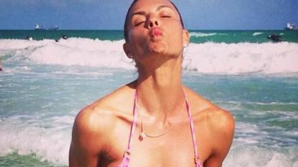 Martina Colombari a 44 anni mostra un fisico perfetto