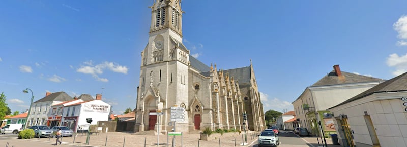 Inneggiano ai terroristi islamici dentro una chiesa in Francia. E il comune chiede di evitare “interpretazioni esagerate”