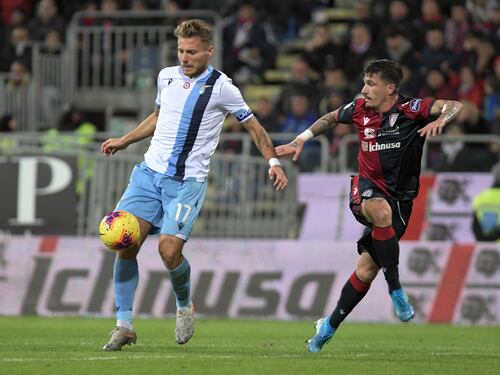 La Lazio vince in rimonta al 98': Cagliari 1-2. Juventus e Inter nel mirino