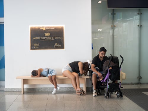 Voli cancellati, code, gente che dorme in aeroporto: le foto