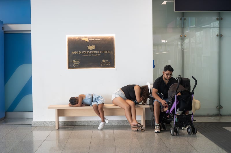 Voli cancellati, code, gente che dorme in aeroporto: le foto