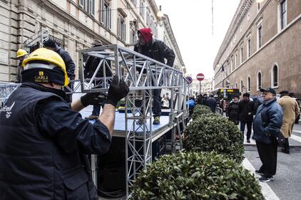Blitz delle forze dell'ordine: rimosso lo striscione "È colpo di Stato" 18