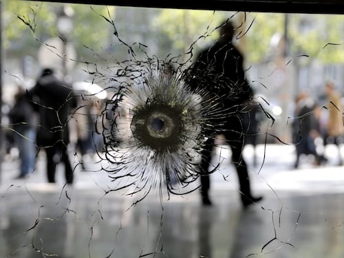 La Francia alle elezioni nel terrore. Allarme 007: "Seggi vulnerabili"