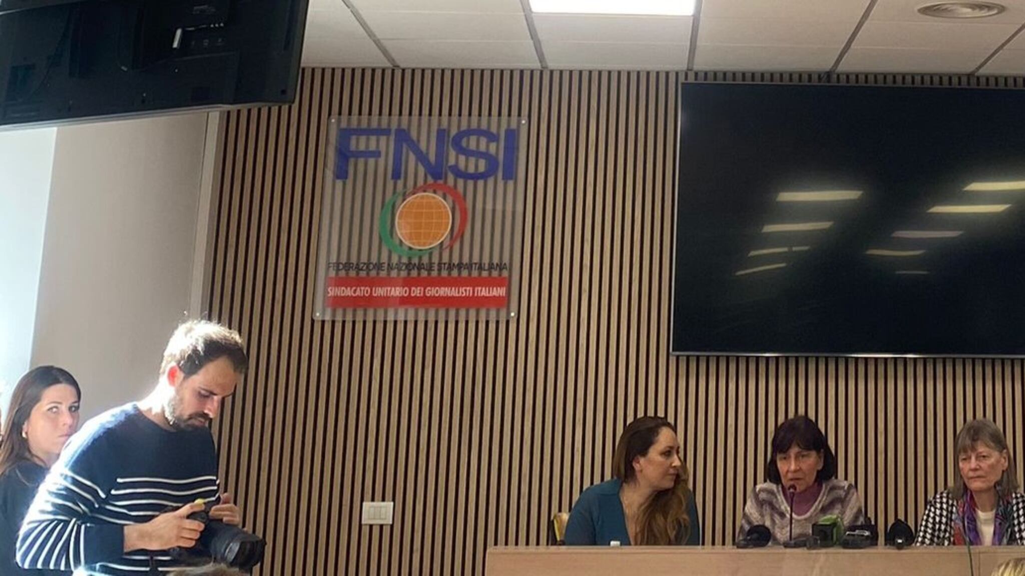 Gonne alzate, porno e sesso a tre blasfemo: le accuse contro Rupnik che fanno tremare il Vaticano