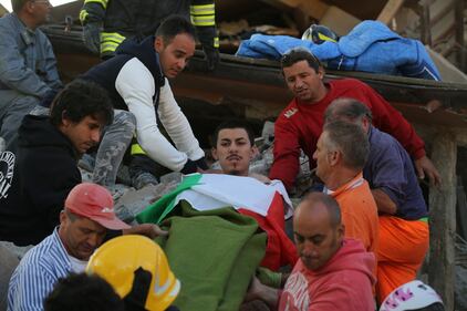 Terremoto, ad Amatrice un uomo estratto vivo dalle macerie coperto con il tricolore 3