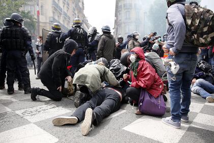 Scontri al corteo a Parigi 1