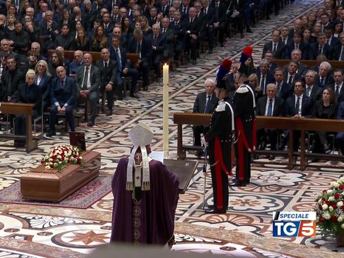 Silvio da record pure al funerale: 70% di share tv. E vola su "Spotify"