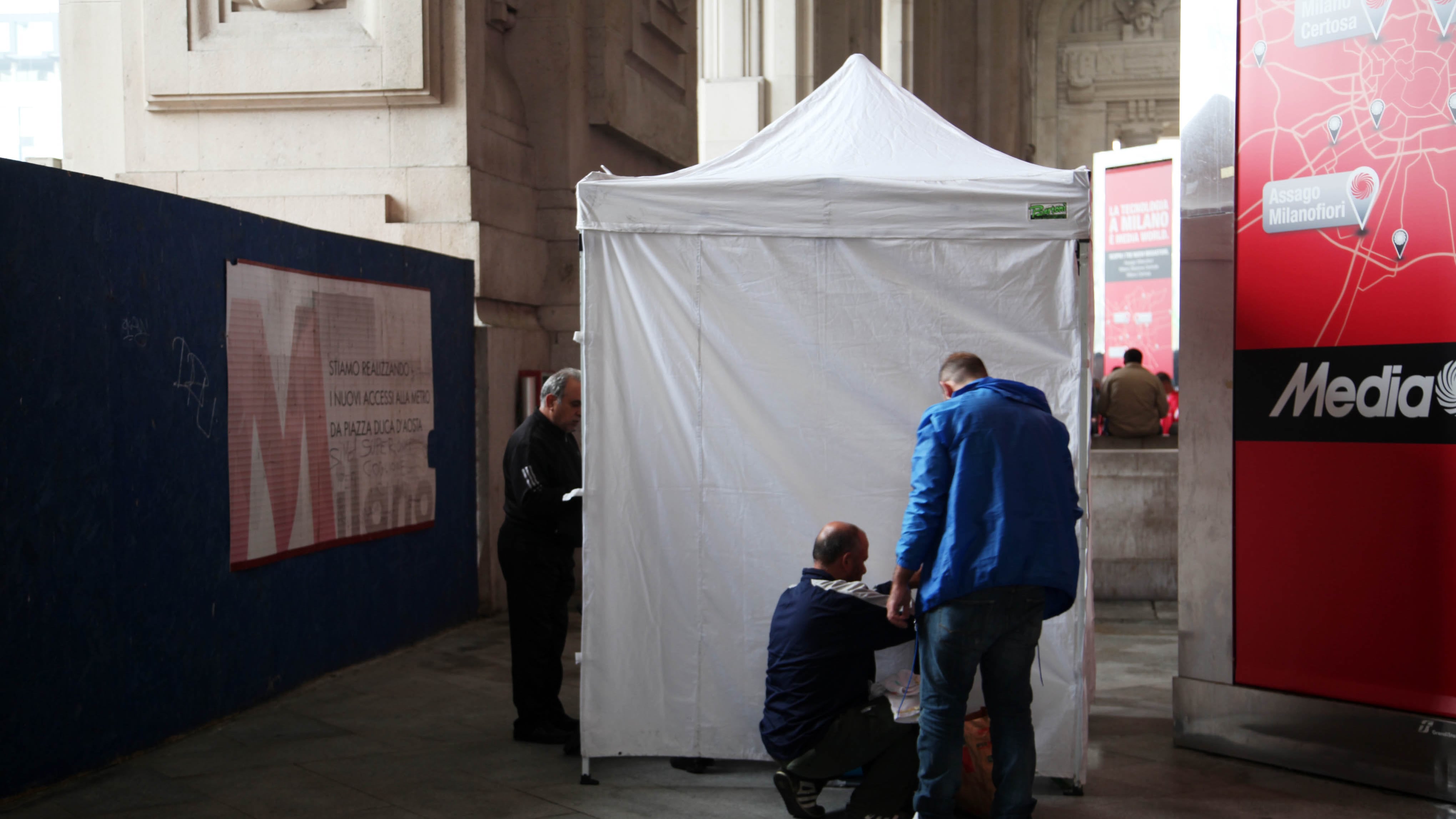 Milano, medici allo sbaraglio Visitano i profughi in tenda