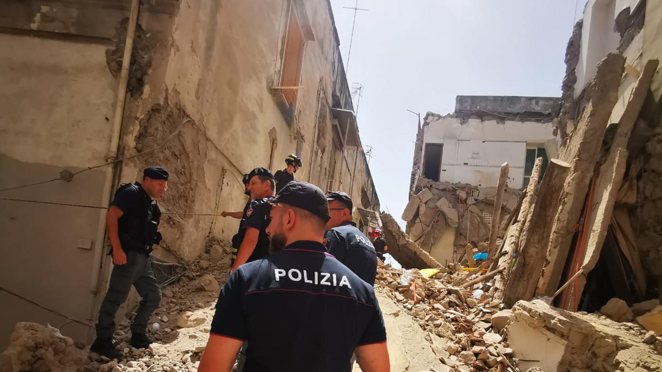Il crollo annunciato del palazzo. "Tutti edifici vecchi, si sapeva"